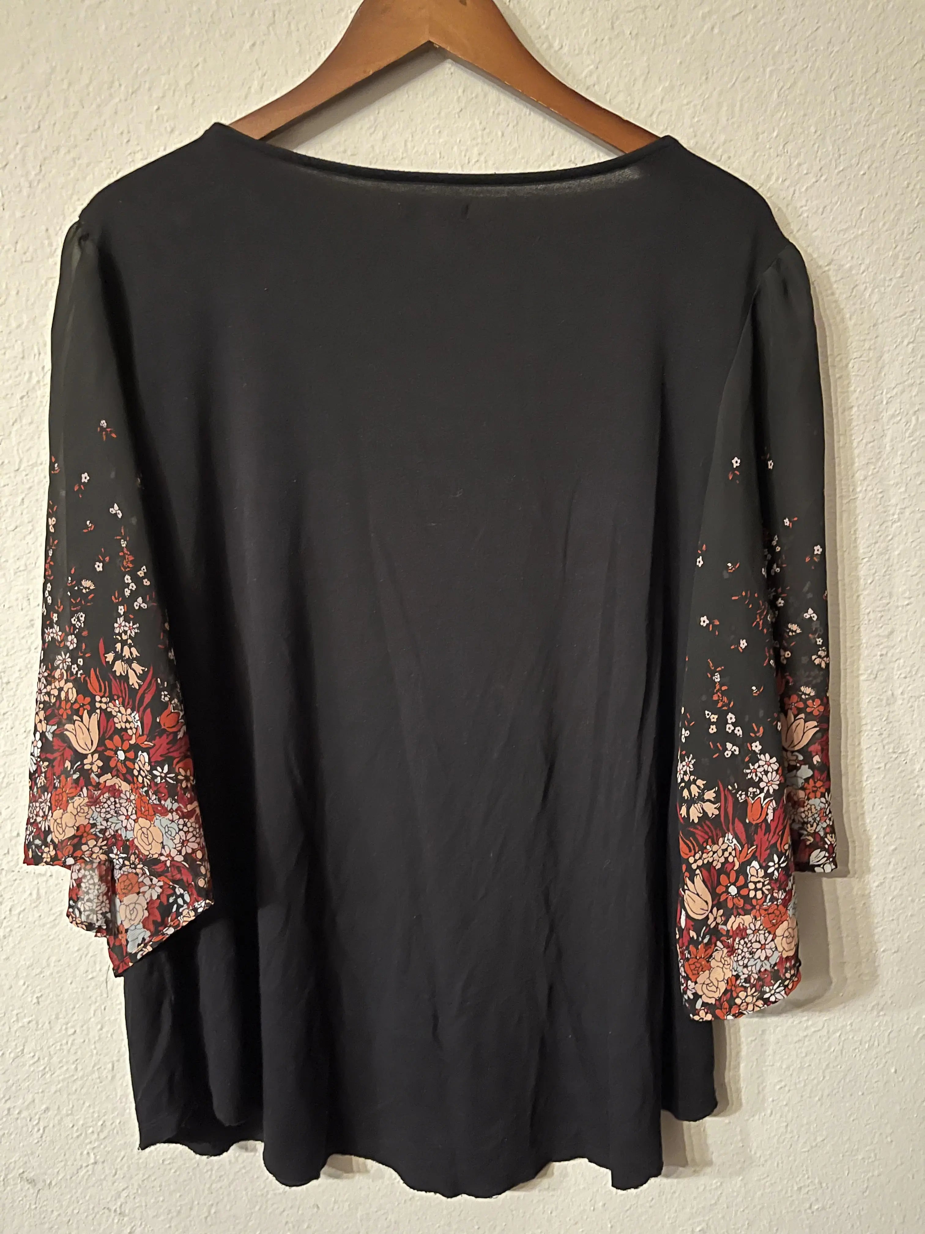 "Maurices" Size XL Wide Sleeve Top. SaveEZ SaveEZ